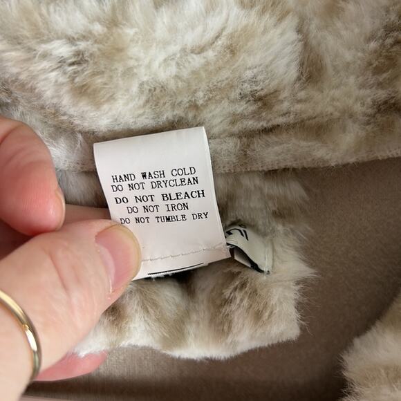 Davi & Dani Reversible Faux Fur Snow Leopard Cozy Jacket Size Medium Soft Cream - Picture 10 of 10